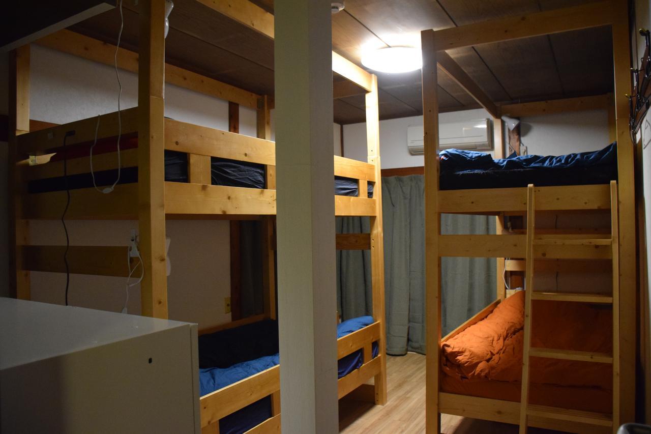Litera en habitación compartida masculina
