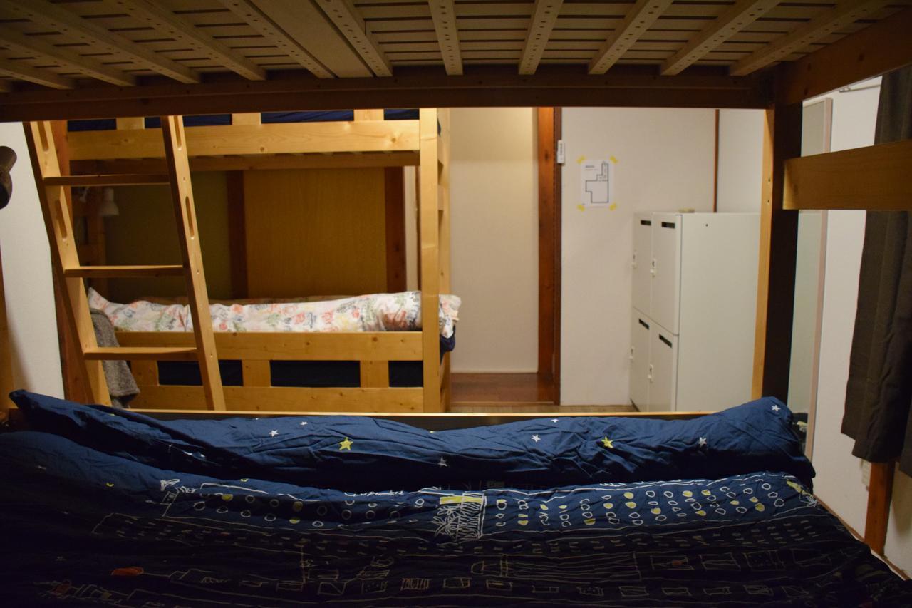 Cama en habitación femenina compartida de 4 camas