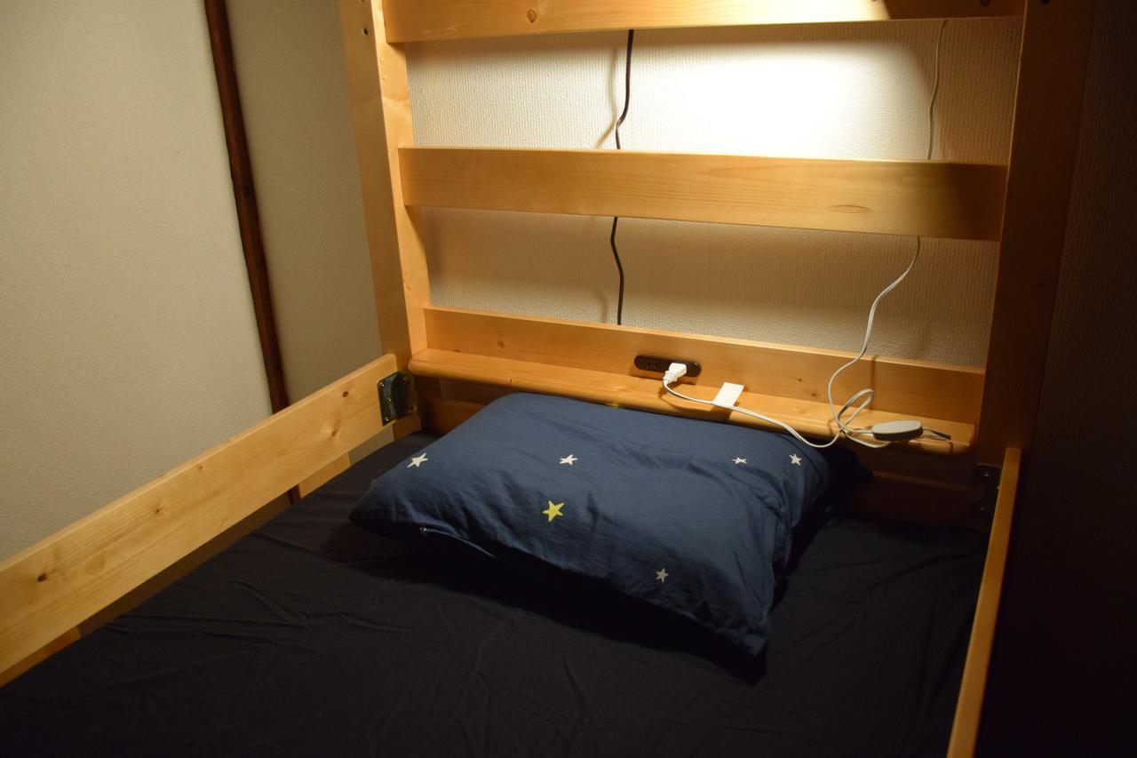 Cama en habitación femenina compartida de 4 camas