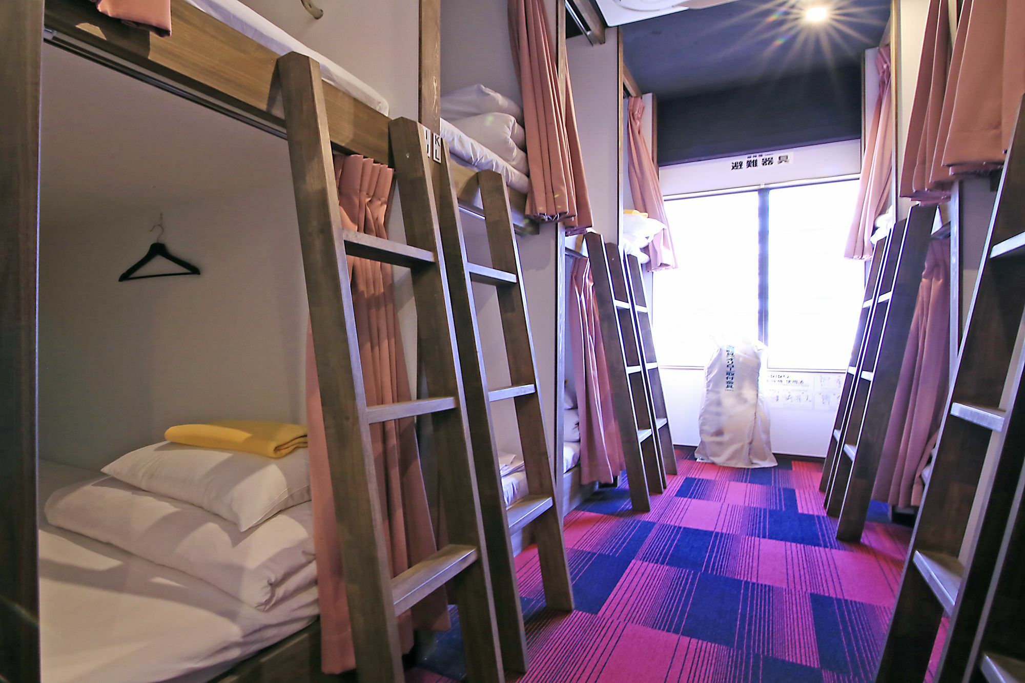 Cama Individual en habitación compartida femenina